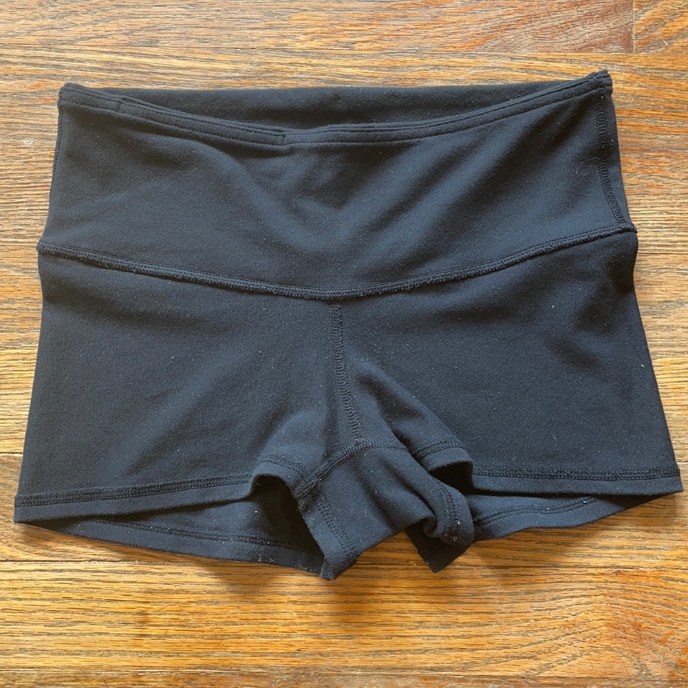 Lululemon Womens Black Yoga Shorts 2 inch Size 2